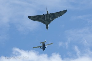 Vulcan XH558 & Camera ship Overhead Burford. 8th May